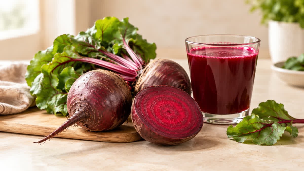 Fresh beetroot and a glass of beetroot juice for an article about type 2 diabetes