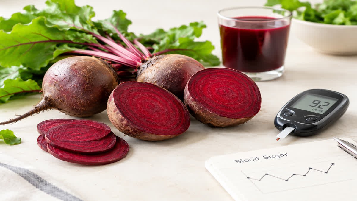 Fresh whole and sliced beetroot with beetroot juice on a neutral surface, illustrating an article about beetroot and blood sugar.