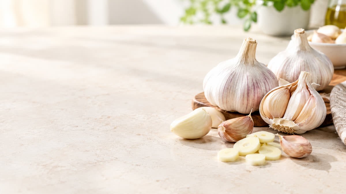 Fresh garlic cloves illustrating how garlic may affect acid reflux and heartburn.