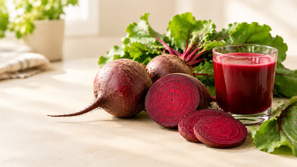 Fresh beetroot and a glass of beetroot juice for an article about cholesterol