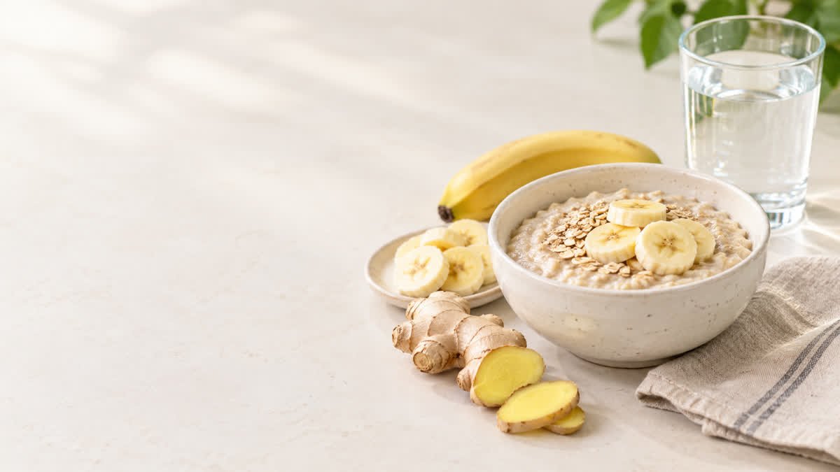 Natural home remedies for acid reflux, featuring oatmeal, banana, fresh ginger, and water.
