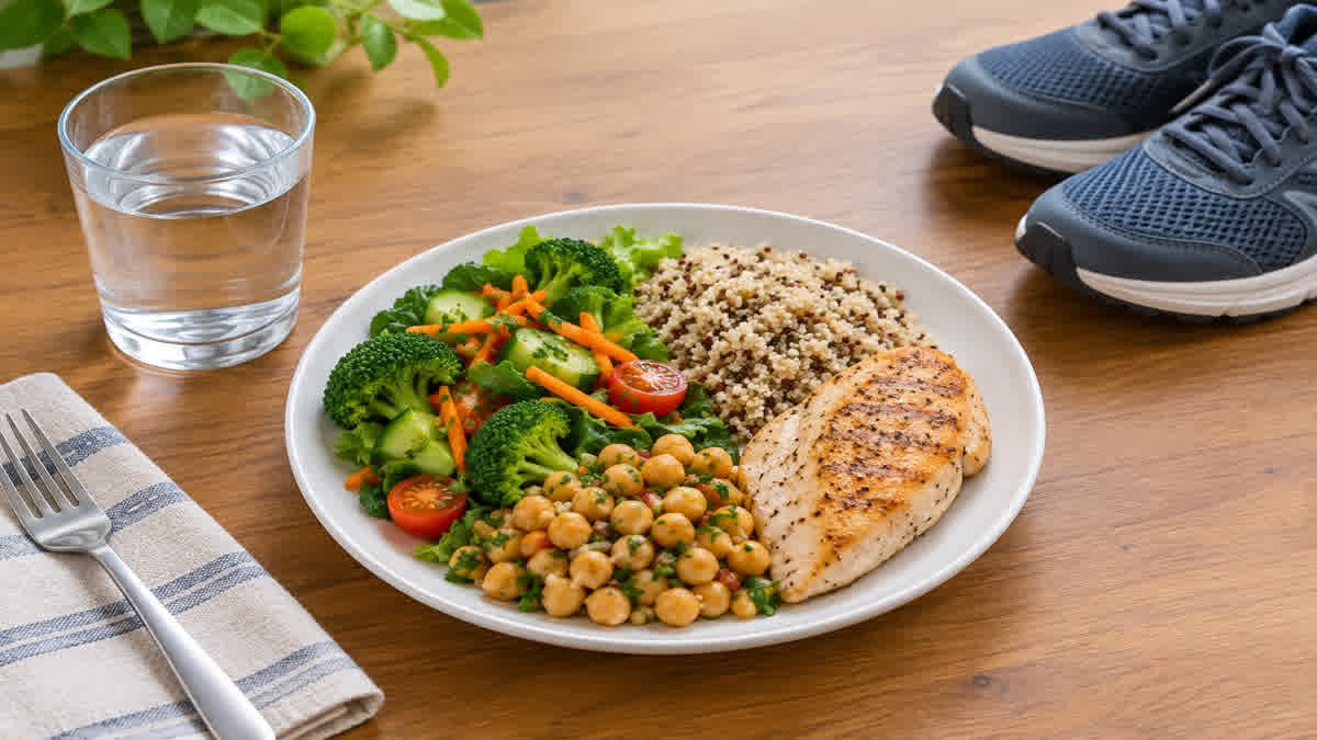 Balanced meal with vegetables, legumes, whole grains, and water representing lifestyle habits that support insulin sensitivity